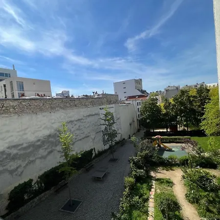 Appartamento Luminous Cocoon Overlooking A Park Parigi